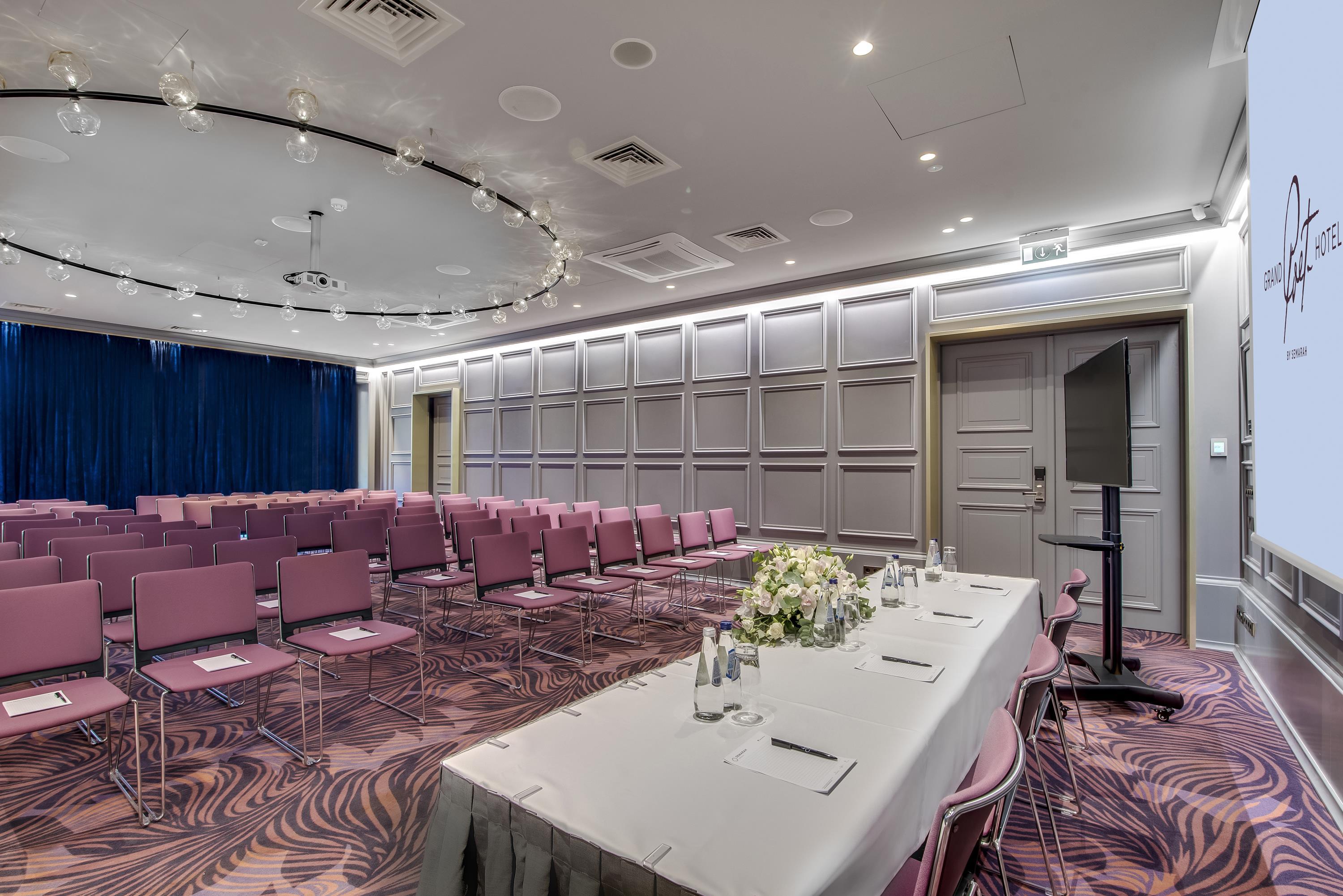 Grand Poet Hotel And Spa By Semarah Riga Luaran gambar The ballroom