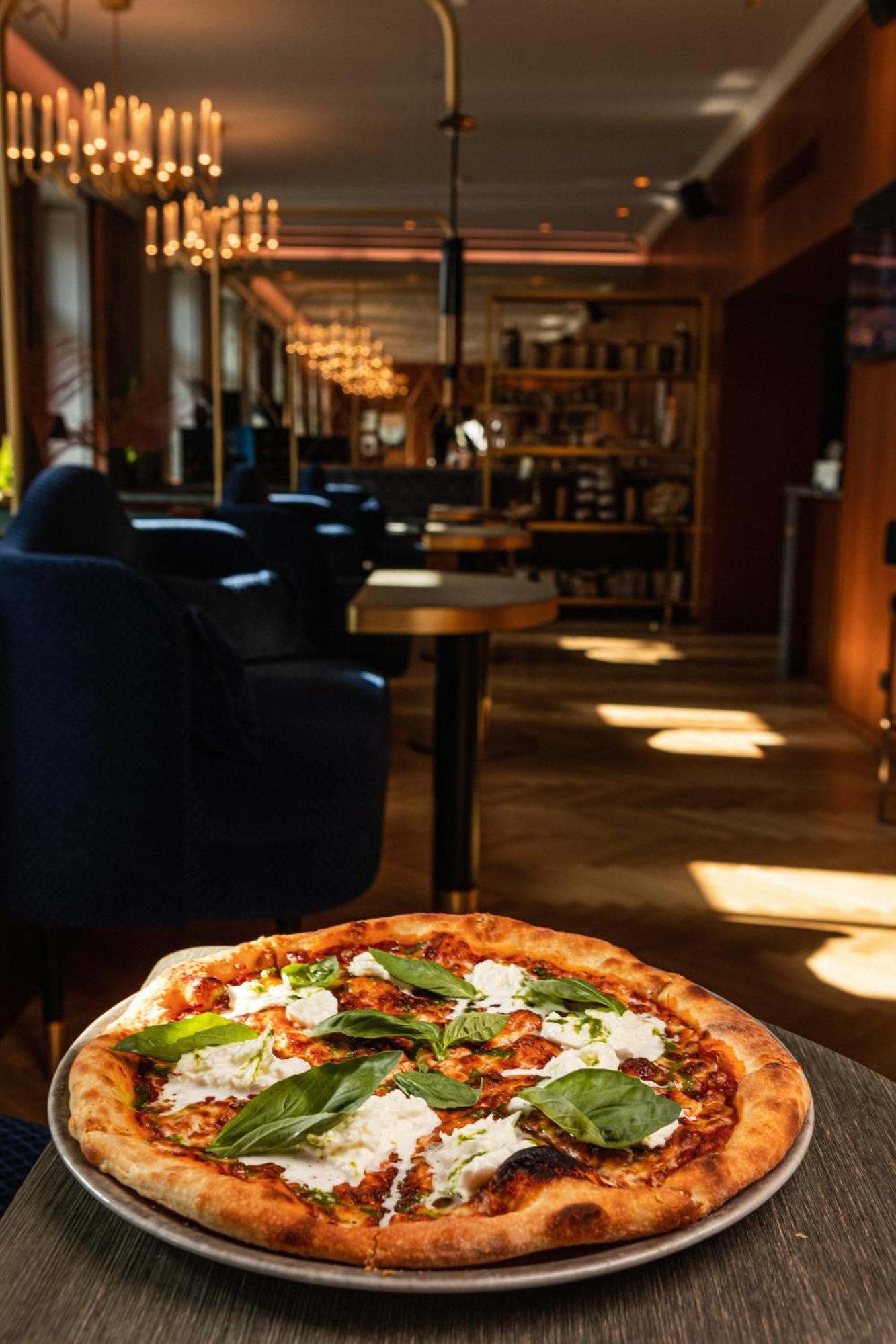 Grand Poet Hotel And Spa By Semarah Riga Luaran gambar Pizza at the restaurant