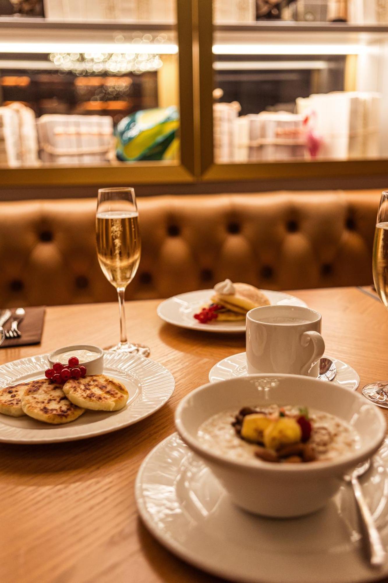 Grand Poet Hotel And Spa By Semarah Riga Luaran gambar A glass of champagne